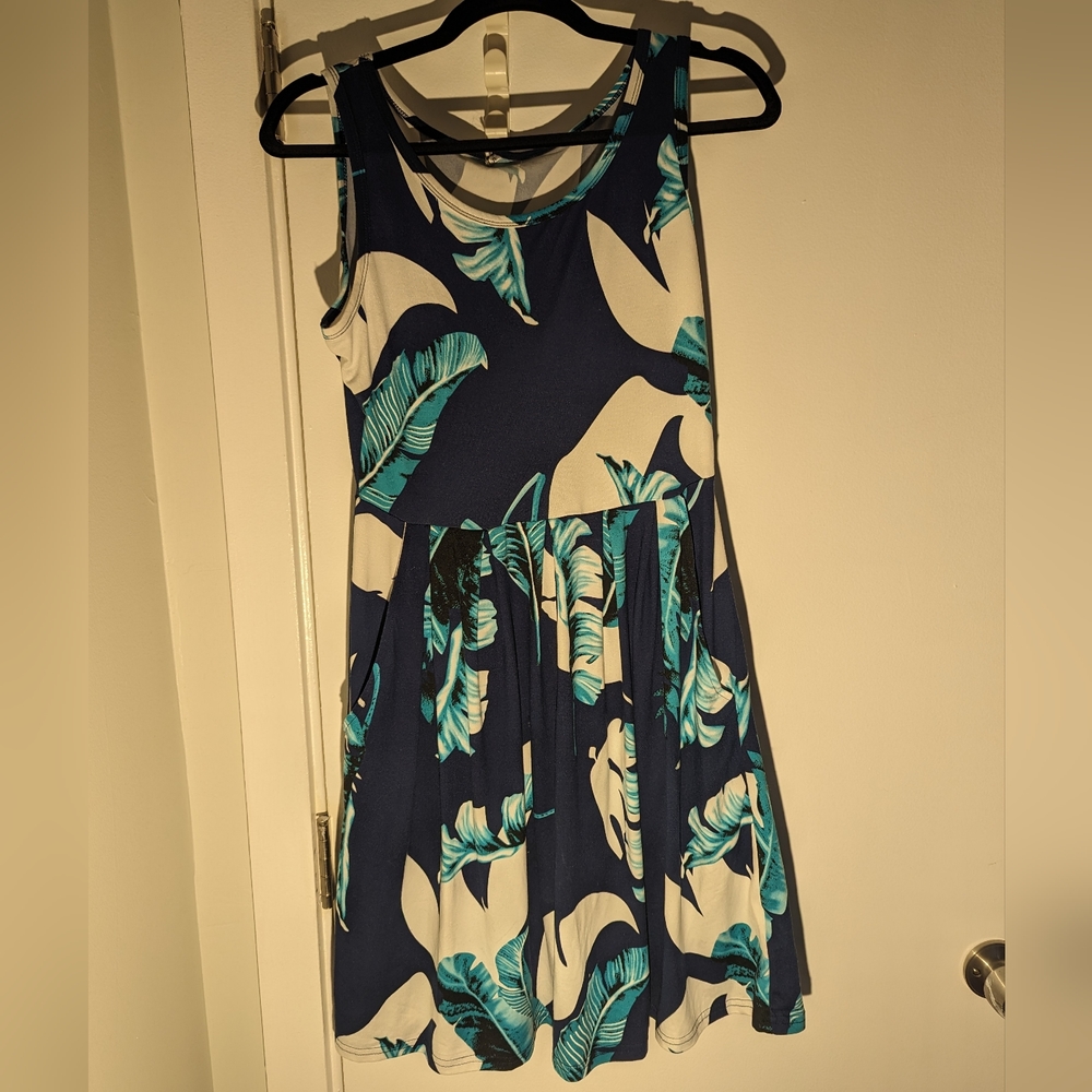 Lightweight Tropical Pattern Dress - Picture 4 of 4